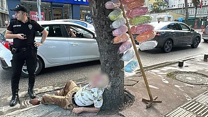 Sokak ortasında yığılan pamuk şekerci şekerleriyle birlikte ekip otosuna alındı