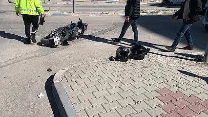 SUV tipi araç ile motosiklet çarpıştı iki kişi yaralandı