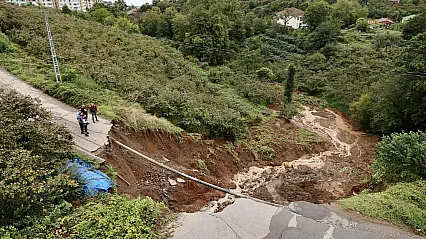 Trabzon'da toprak kayması sonucu çöken yola otomobil devrildi: 2 yaralı