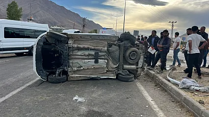 Van'da hafif ticari araç ile kamyonet çarpıştı: 3 yaralı