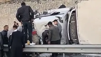 Van-Hakkari yolunda tır devrildi: 1 yaralı