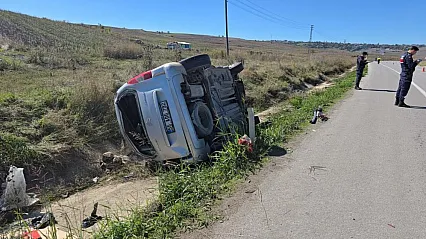 Vezirköprü'de hafif ticari araç şarampole devrildi: 1 yaralı