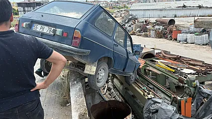 Vezirköprü'de otomobil yoldan çıktı: Sürücü yaralandı