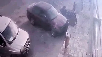 Vitesi karıştıran sürücü kaldırımda oturan şahsa çarptı