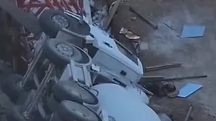 Yolda oluşan çökme beton mikserini devirdi