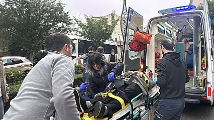 Yolun karşısına geçmek isteyen kadına otomobil çarptı