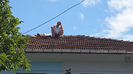 Zonguldak'ta bir kişi çatıya çıkarak intihar girişiminde bulundu