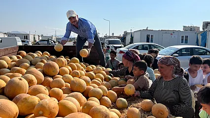 50 ton kavunu satmadı, depremzedelere dağıtıyor