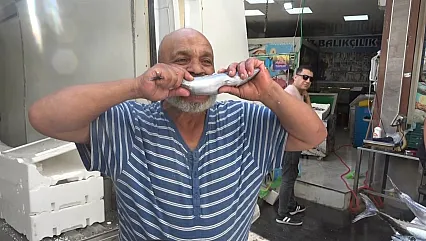 Kilis'te palamut 100 liraya düştü, balıkçı çalışanı çiğ çiğ yedi