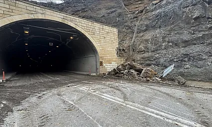 Gümüşhane-Trabzon kara yolunda heyelan meydana geldi