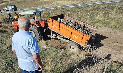 80 yaşında köy köy dolaşıp çeşme yaptırıyor