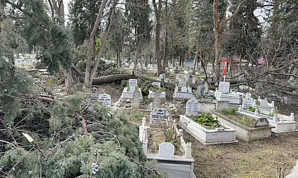 Alaçam'da fırtına mezarlıkta hasara yol açtı