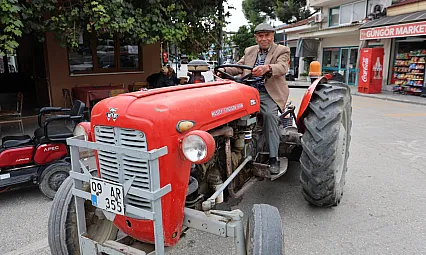 Ali Dede 69 yıllık traktöründen vazgeçmiyor