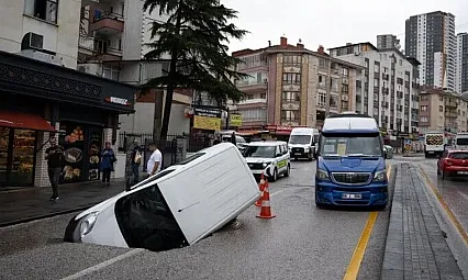Ankara'da sağanak hayatı felç etti: Yollar çöktü, araçlar mahsur kaldı