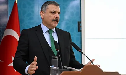 Bakan Çiftçi'den yaralı genci yağmurdan koruyan polise teşekkür