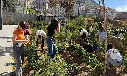 Sason'da kitap okuyan öğrenciler bahçede üretim yapıyor