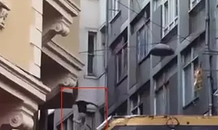 Beyoğlu'nda yürekleri ağza getiren anlar: Elektrik tellerinden itfaiye minderine düştü!