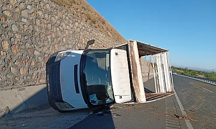 Elazığ'da yan yatan kamyonette 2 yaralı
