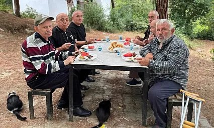 Gerze'deki huzurevi sakinleri mutluluklarını paylaşıyor
