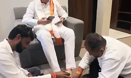 Hindistan'da skandal görüntüler: Parti lideri ayaklarını sütle yıkattı