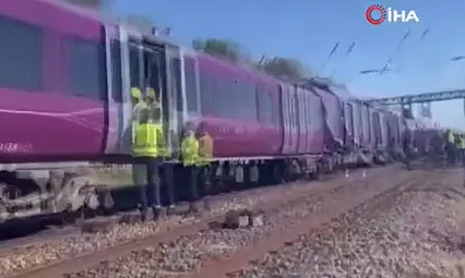 İngiltere'de iki yolcu treni kafa kafaya çarpıştı!