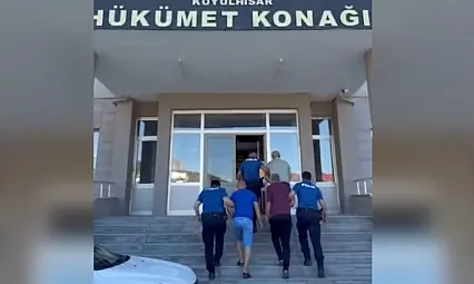 Kamyonun kasasından kaçak göçmenler çıktı