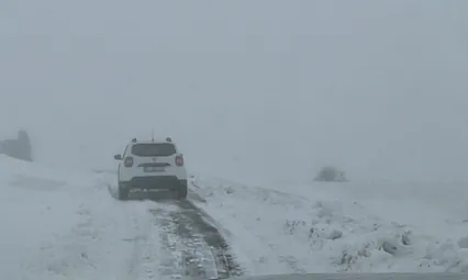 Kar nedeniyle mahsur kalan araç kurtarıldı