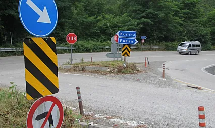 Kavşaktaki 29 Tabela Sürücülerin Kafasını Karıştırıyor