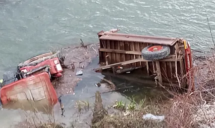 Kızılırmak'a devrilen traktör can aldı