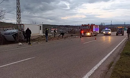 Kontrolden çıkan otomobil takla attı, 2 kişi yaralandı