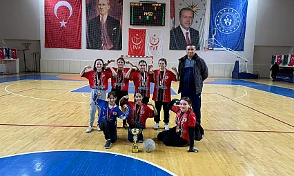 Küçük kızlar futsal'da şampiyon Atatürk Ortaokulu