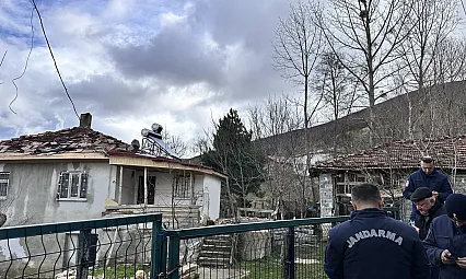 Ladik'te evlerin çatıları havada uçuştu!