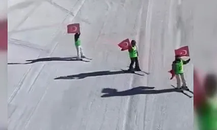 Ladik'te öğrenciler bayraklarla kayak yaptı