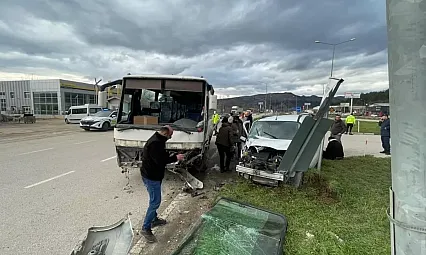 Midibüs ile kamyonet çarpıştı