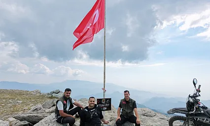 Motosiklet tutkunlarından zirvede anlamlı gelenek