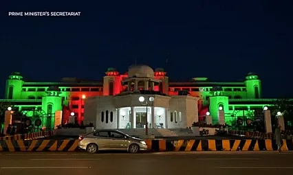 Pakistan'da Tarihi Anlaşma Coşkusu: Simge Yapılar 3 Ülkenin Bayraklarıyla Aydınlatıldı