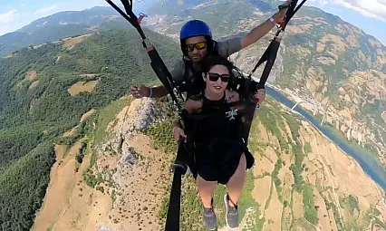 Paraşüt pilotları Bayram Kurt için gökyüzüne yükseldi