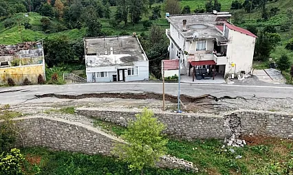 Rize'de selin ardından yol çöktü: 'Sabaha kadar nöbet tuttuk, ortalık harabeye dönmüştü'