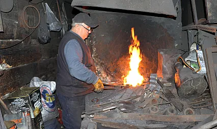 Safranbolu'da 50 yıllık demircilik geleneğini eşiyle birlikte sürdürüyor