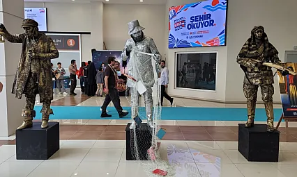 Samsun Kitap Fuarı'nda canlı heykel sergisi