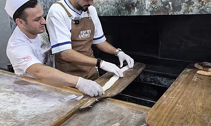 Sefo, tezgâh başına geçip kendi pidesini yaptı