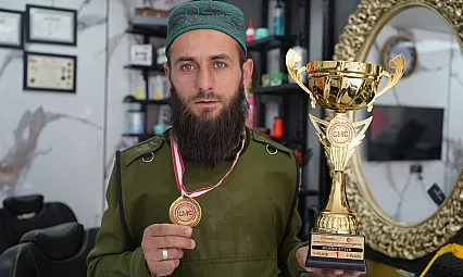 Takke ve sakalıyla katıldığı yarışmada Dünya Şampiyonu oldu