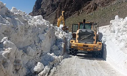Temmuzda Kar Mesaisi! Hakkari'de 5 Metrelik Kar Tünelleri Oluştu