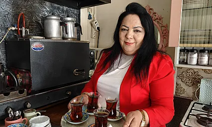 Terminalin Tek Kadın Çaycısı