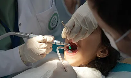 Uzmanından uyarı: 'Nasıl olsa düşecek' denilen süt dişleri okul başarısını etkiliyor
