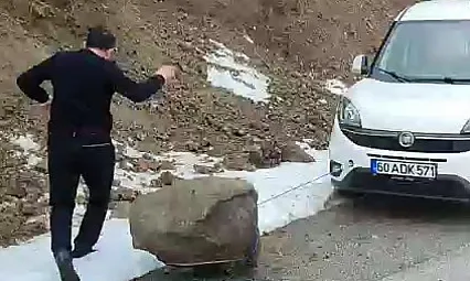 Yola düşen kayayı otomobilleriyle çektiler