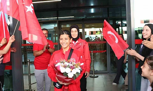 Dünya Şampiyonu Ayşegül Açık'a coşkulu karşılama