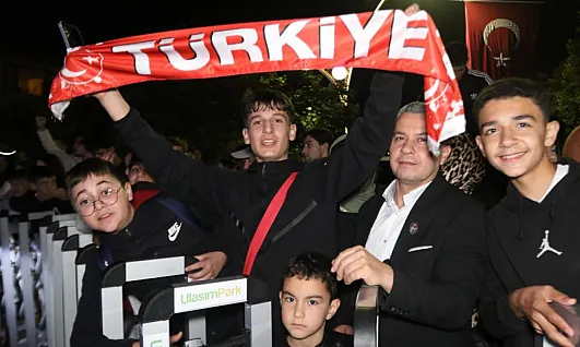 Kocaeli'de milli coşku! Ay-yıldızlılara yüzlerce taraftardan sevgi seli