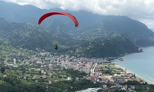 Yamaç paraşütü heyecanı gökyüzünü renklendirdi