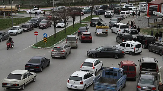Çarşamba'da bayram yoğunluğu: Trafikte aksamalar yaşanıyor